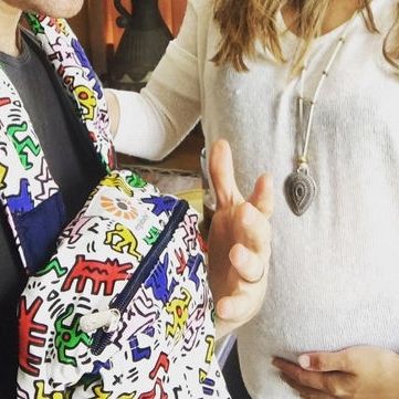 Μας δείχνει τη φουσκωμένη της κοιλίτσα για πρώτη φορά μετά την ανακοίνωση της εγκυμοσύνης