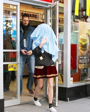 Ποια νεαρή celebrity κυκλοφορεί σαν... φάντασμα;