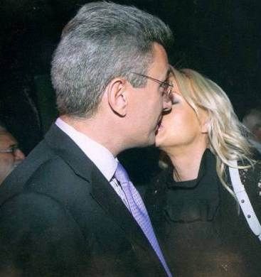 Χατζηνικολάου-Τσολακάκη: Τρυφερά φιλιά μετά από έξι χρόνια γάμου (φωτό)