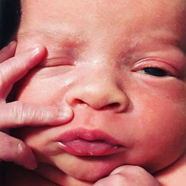 Πριν μερικές ώρες έγινε μαμά και αυτή είναι η πρώτη φωτογραφία του γιου της