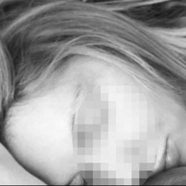 Ελληνίδα παρουσιάστρια στο κρεβάτι με τον νεογέννητο γιο της