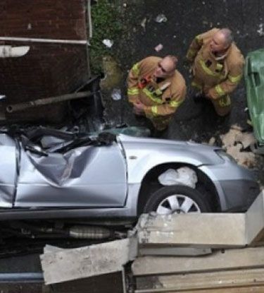 «Πάρκαρε» πέφτοντας από τον πέμπτο όροφο!