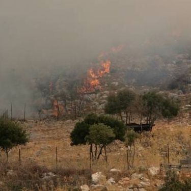 Απειλούνται σπίτια από φωτιά που μαίνεται στην Αττική