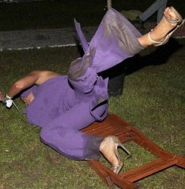 Τηλεπερσόνα έφαγε μία απίστευτη τούμπα! (φωτό)