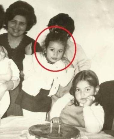 Πόζαρε με την τούρτα γενεθλίων της η μικρή τότε και γνωστή σήμερα ηθοποιός…