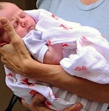 Διάσημη ηθοποιός μας… συστήνει τη νεογέννητη κόρη της! (φωτό)