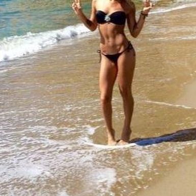 Η τραγουδίστρια αναπολεί το καλοκαίρι και… προκαλεί εγκεφαλικά στο instagram με τη φωτό της με μαγιό