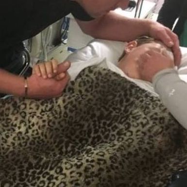 «Δεν ξέρω από πού να αρχίσω!»: Γνωστή μαμά στο πλάι του 4χρονου γιου της μετά από επίθεση σκύλου