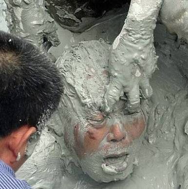 Τον κατάπιε λάκος με λάσπη βάθους 9 μέτρων!