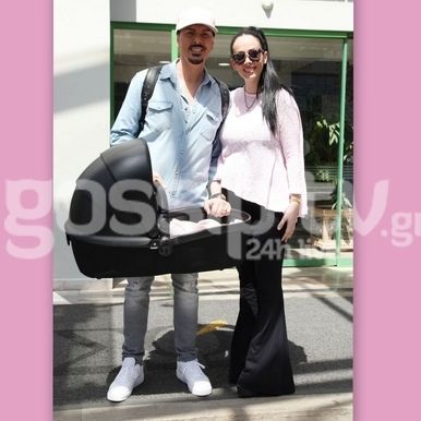 Βουρλιώτης – Καρπαθάκη: Η έξοδος από το μαιευτήριο με το μωρό τους