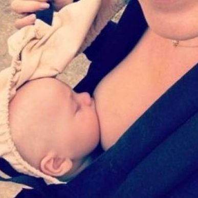 Γνωστή τραγουδίστρια θηλάζει το γιο της στο πάρκο