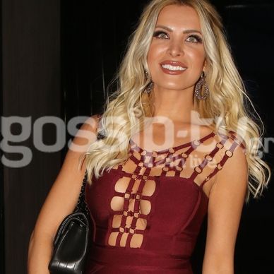 Κατερίνα Καινούργιου: Αγκαλιές και φιλιά με γνωστό κύριο στα μπουζούκια (φωτο)