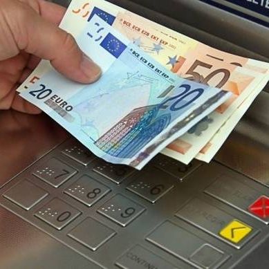 «Βόμβα» στις τσέπες μας: «Χαράτσι» σε όσους σηκώνουν χρήματα από ATM