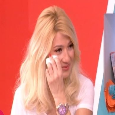 Λύγισε η  Σκορδά - Έβαλε τα κλάματα on air