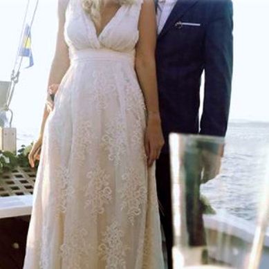 Ο πρωτότυπος γάμος Ελληνίδας παρουσιάστριας στις Σπέτσες με καντίνα, σουβλάκια και... σαμπάνια!