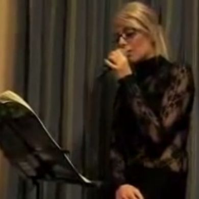 Μίνα Αρναούτη: Το «έριξε» στο τραγούδι