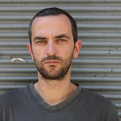 Αγνώριστος ο Άρης Σερβετάλης. Κουρεύτηκε και άφησε… γενειάδα