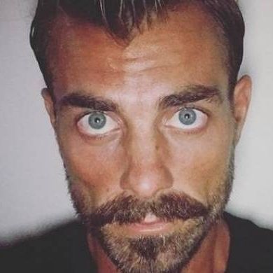 Survivor: Ο Στέλιος Χανταμπάκης έφτασε Ελλάδα - Τον υποδέχτηκαν με… σπαθιά (photo&video)