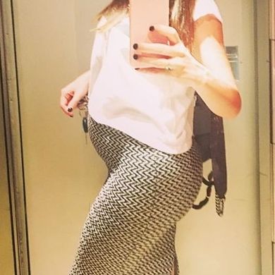 Ελληνίδα ηθοποιός ποζάρει για μια selfie με φουσκωμένη κοιλίτσα