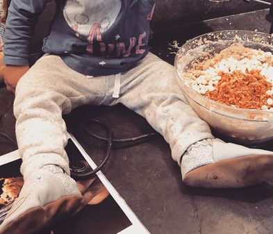 Μαγειρεύοντας με την κόρη της λίγο πριν γεννήσει (pics)