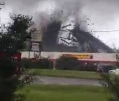 Ανεμοστρόβιλος στις ΗΠΑ έκανε κομμάτια στέγη εργοσταστίου (vid)