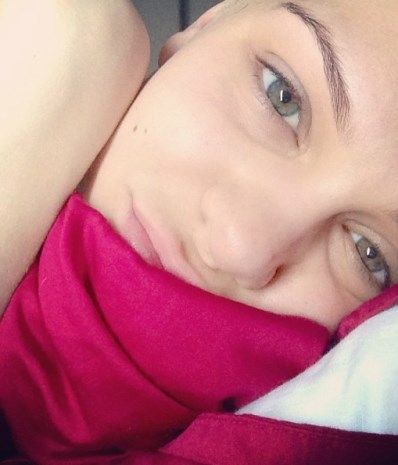 Διάσημη τραγουδίστρια χωρίς ίχνος make-up: Την αναγνωρίζετε;