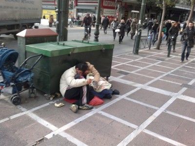 ΑΠΟΚΛΕΙΣΤΙΚΟ! Μεγαλώνουν το βρέφος τους στο δρόμο!