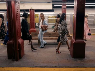 Chanel Runway: Ο Matthieu Blazy «κατέβηκε» στο μετρό της Νέας Υόρκης και έφερε ένα urban χαρακτήρα στην Υψηλή Ραπτική