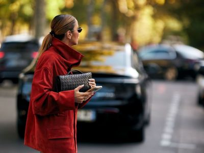 Santa vibes: 10 κόκκινα ρούχα και αξεσουάρ για να μπεις στο Χριστουγεννιάτικο mood με στυλ