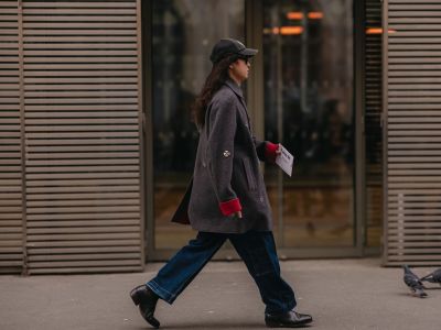 3 τρόποι να φορέσεις denim jeans όπως τα φοράνε τώρα στους δρόμους του Παρισιού