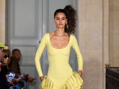 «Le Palmier»: Ο Jacquemus επιστρέφει στο Παρίσι με μια ωδή στην μνήμη, τη θηλυκότητα και το παιχνίδι