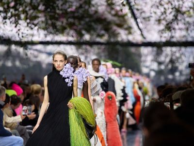 Dior Haute Couture SS26: Μια νέα οπτική για το παρόν μέσα από τη ματιά του Jonathan Anderson