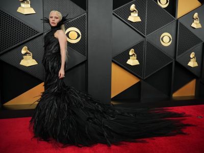 Βραβεία Grammy 2026: Sabrina Carpenter, Lady Gaga & όλες οι viral εμφανίσεις στο κόκκινο χαλί