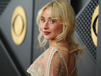 Grammys 2026: Hailey Bieber, Lady Gaga και Sabrina Carpenter με βουργουνδί χείλη στο κόκκινο χαλί