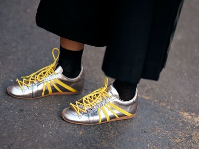 Ασημένια sneakers: Το απόλυτο glam hack για casual looks