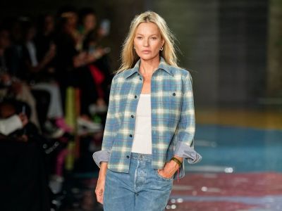 Η Kate Moss μόλις φόρεσε το τζιν που είναι στη μόδα από τη δεκαετία του '90