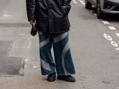 Τα baggy jeans συνδυάζονται με αυτά τα μοντέρνα παπούτσια για ένα κομψό look την άνοιξη του 2026