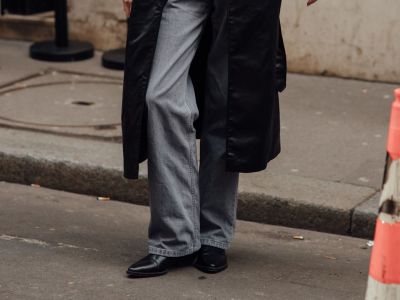 Τα τζιν με στενή γραμμή και οι μπότες της δεκαετίας του '90 είναι ο winner συνδυασμός της άνοιξης