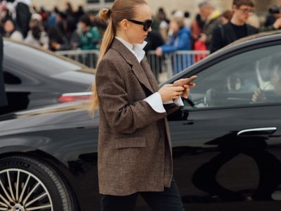 Bootcut παντελόνια: Πώς να τα φορέσεις με μποτάκια για ένα μοντέρνο look