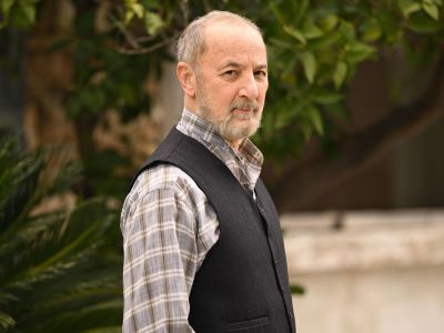 Το πρώτο βινύλιο, το Νησί, οι μνήμες: Ο Στέλιος Μάινας μιλά για τη ζωή του & τον Άγιο Έρωτα