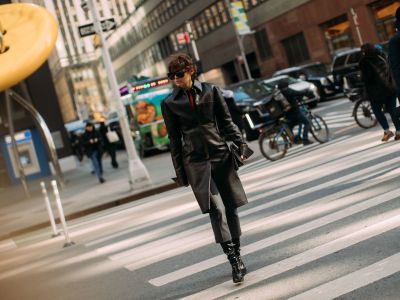 Tα cropped flare παντελόνια επιστρέφουν και κάνουν glow up - το trend που δεν ήξερες ότι σου έλειψε