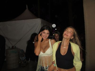 Coachella 2026: Τα fashion moments των celebs (Hailey, Jenners) & τα key items για festival looks