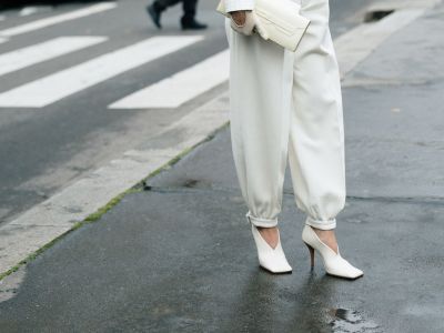 Αυτά τα 3 χρώματα στα παπούτσια θα αντικαταστήσουν τα μαύρα αυτή την άνοιξη