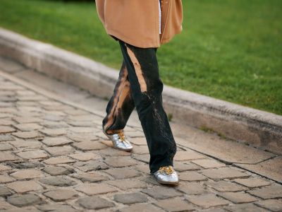 Οδηγός αγοράς με 10 ασημένια sneakers: Πρόσθεσε το πιο glam-casual παπούτσι για εντυπωσιακά looks