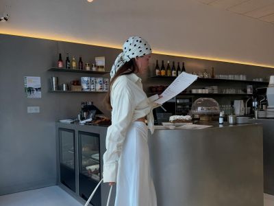 Πώς να κάνεις styling ένα total white look και να δείχνει fashionable & ενδιαφέρον