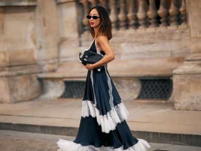 Wedding guest season: Τα φορέματα με βολάν επιστρέφουν και είναι η πιο ρομαντική τάση της σεζόν