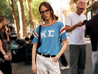 Street style inspo: 4 looks με t-shirt που μπορείς να εύκολα να αντιγράψεις