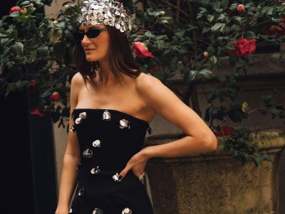 Το φόρεμα που φοριέται στο λεπτό: Τα bandeau dresses χαρίζουν στυλ χωρίς προσπάθεια