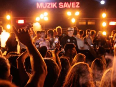 Live, DJ sets και δείπνα δίπλα στη θάλασσα, αυτός είναι ο Αύγουστος στην Costa Navarino