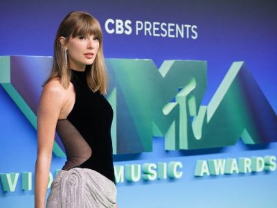 MTV VMAs 2026: Το smoky eye επέστρεψε & μέχρι και η Taylor Swift «πρόδωσε» το κόκκινο κραγιόν